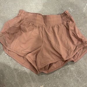 lululemon 2.5 mauve hotty hot shorts size 4